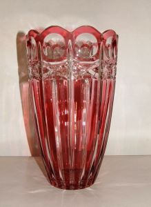 Vase rouge en cristal taillé