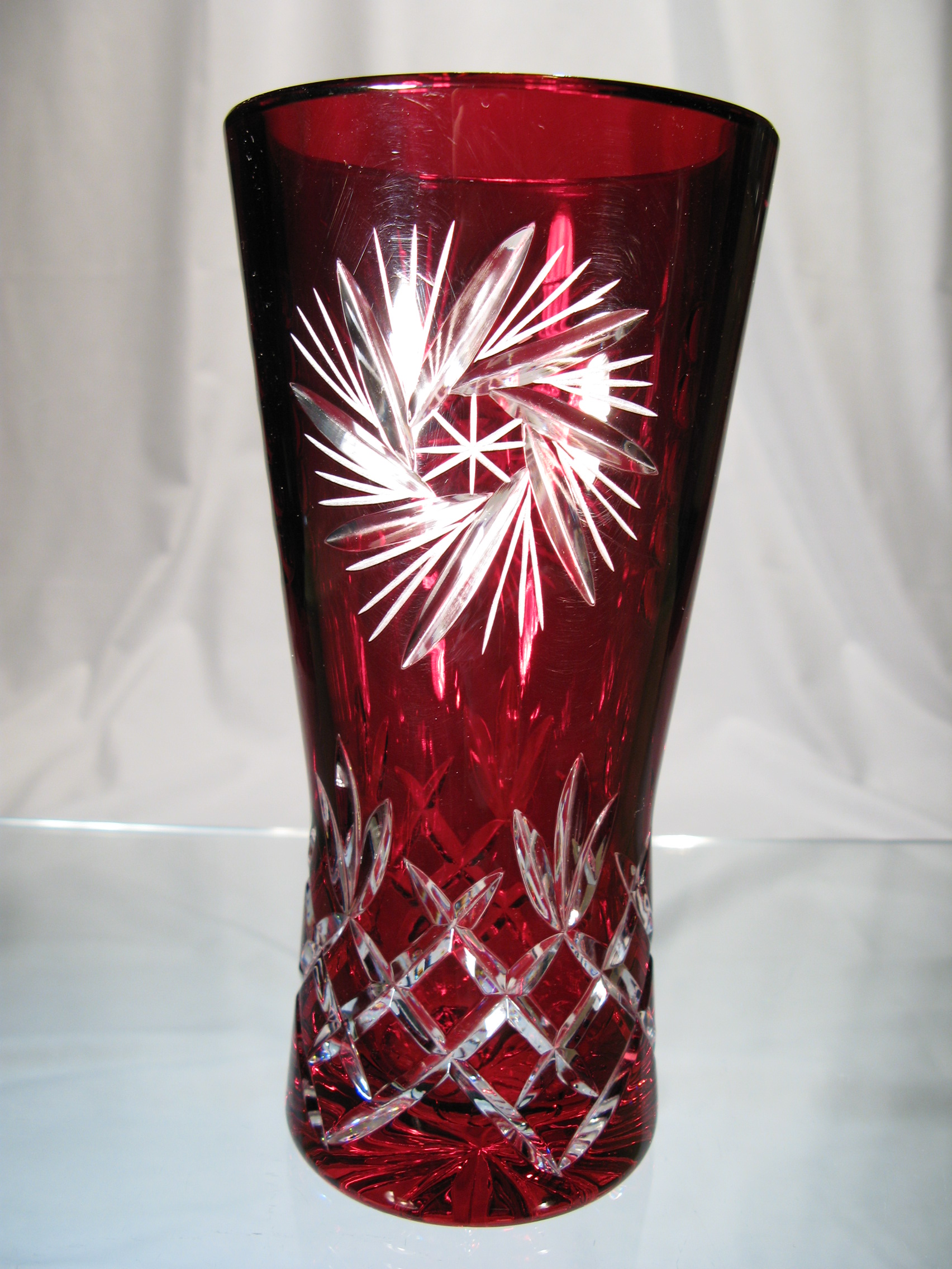 Vase en cristal de Bohème couleur rouge ferrari