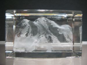 Verre en cristal personnalisé gravé au laser 3D un presse-papier - Chine  Cristal gravé au laser 3D et de sulfure de sulfure de Verre en cristal prix