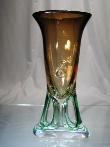 Vase en cristal ambre vert Pièce unique signée Jablonski