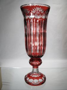 Vase en Cristal de Bohème grand modele sur pied rouge