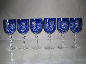 Verres à vin couleur Bleu taille Diamant forme calice Cristal de Bohème 