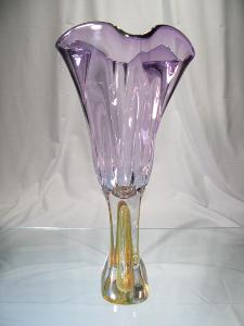 Vase en cristal violet forme V Pièce unique signée Jablonski