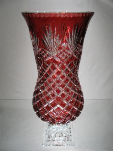 Vase en cristal de Bohème taillé rouge