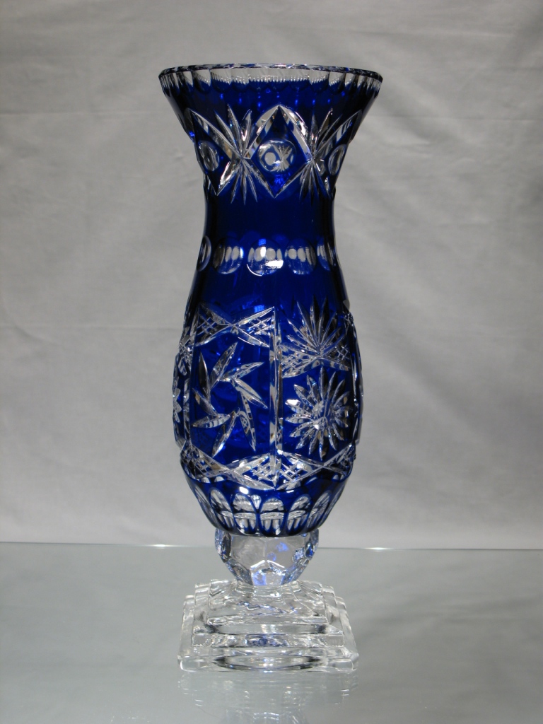 Vase en Cristal de Bohème sur pied couleur bleu 