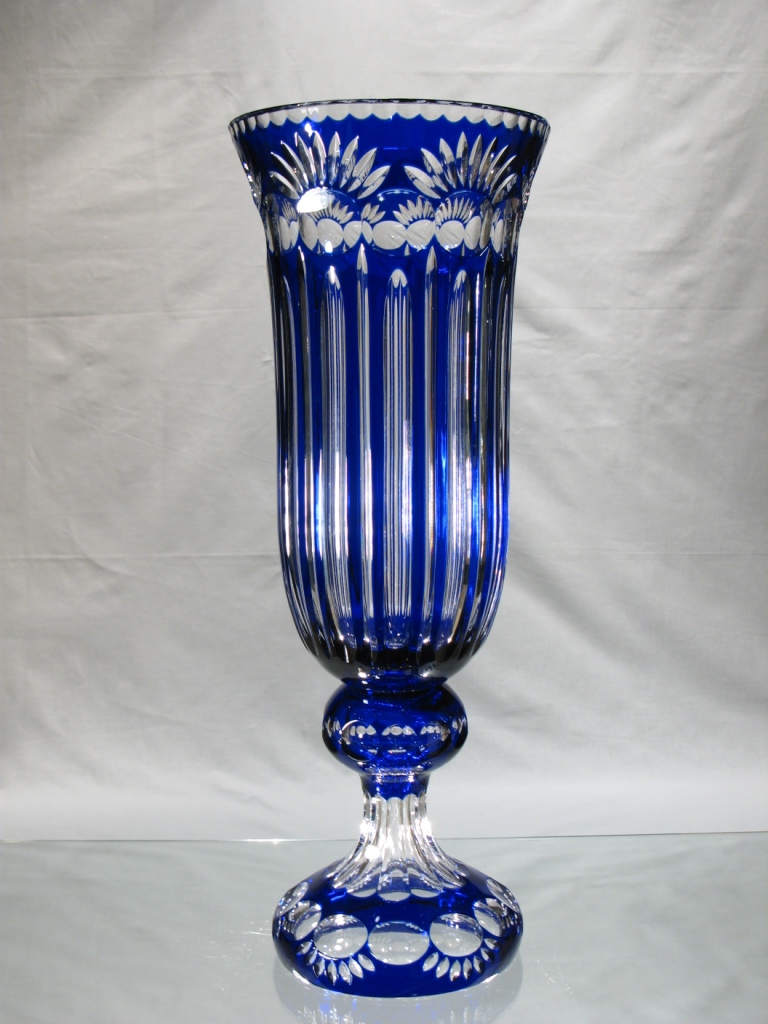 Vase en Cristal de Bohème grand modele sur pied bleu